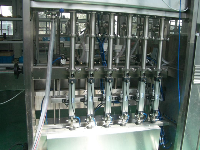 直列式润滑油液体洗涤剂，全自动洗瓶灌装旋盖贴标线(图1)