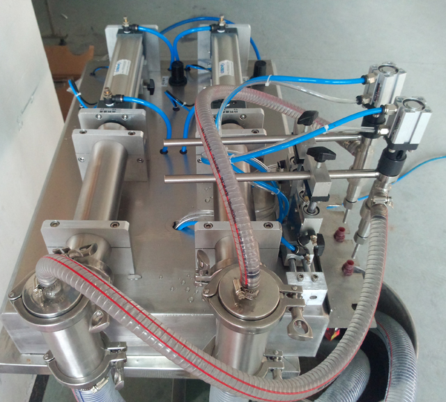 自立袋吸嘴袋半自动双头灌装机，气动液体果汁牛奶灌装设备(图2)