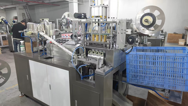 五加仑桶盖自动贴膜机(图1)